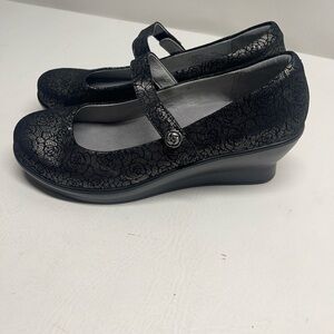 Alegría by PG lite flair pewter florette Mary Jane shoes size9.5 metallic flower